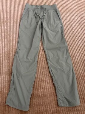 SOLD lululemon athletica Women Sage Green Lightweight Active Pants